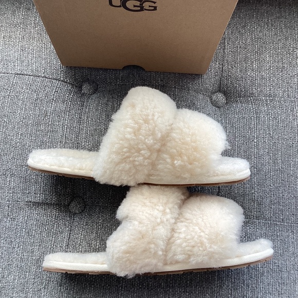 UGG® Maxi Curly Genuine Shearling Scuffetta Slipper (Women) 7M - Picture 3 of 13